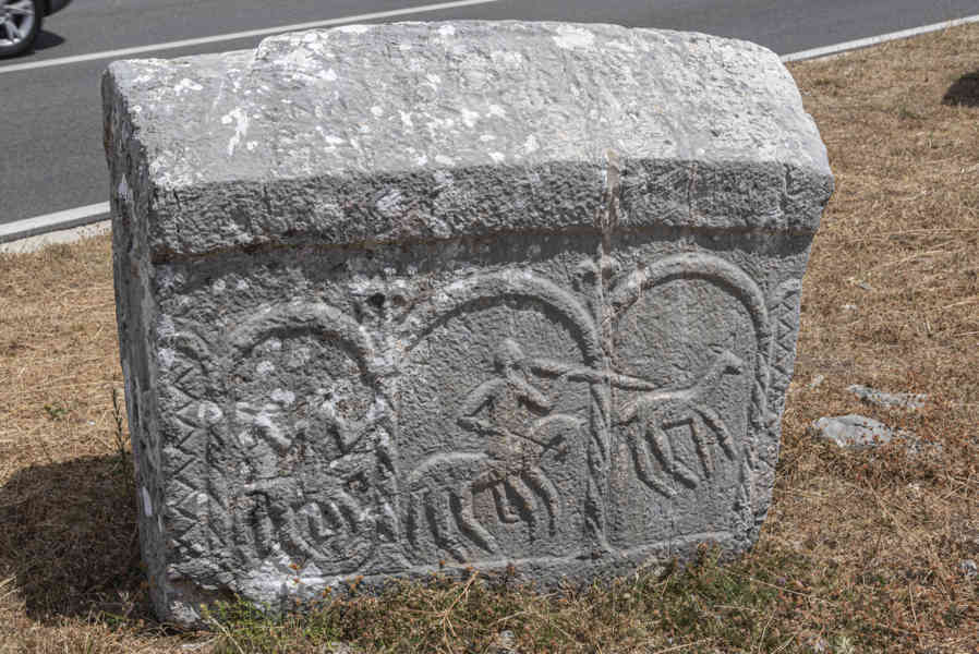 Croacia - Cista Velika - cementerio medieval - tumbas Stecci 15.jpg